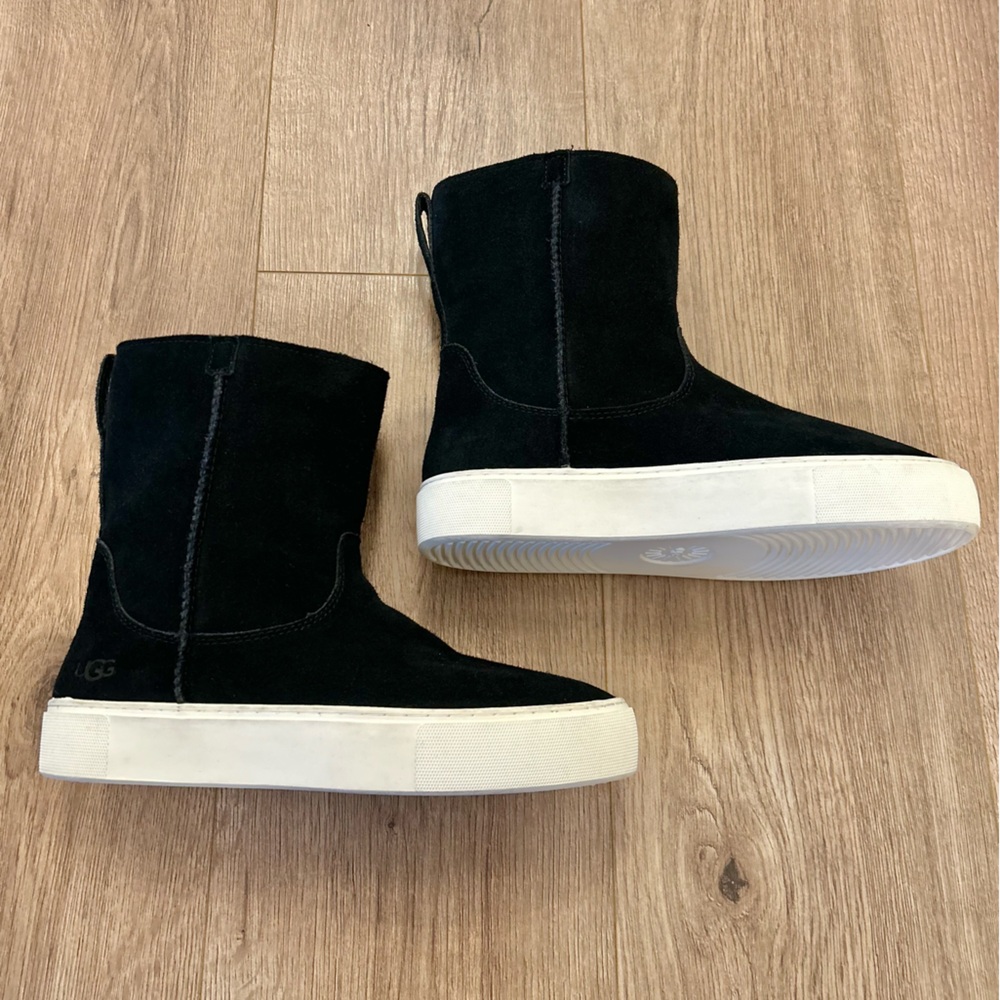 Nearly New! Ugg Suede Declan Boots